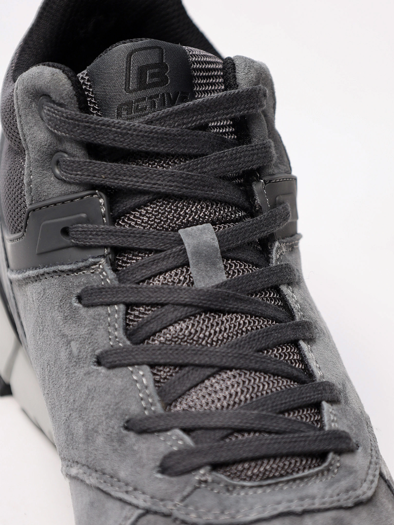 Кроссовки серого цвета комбинированные на рельефной подошве